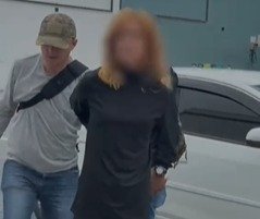 Polícia Civil prende mulher suspeita de tráfico de drogas no Parque Aeroporto, em Macaé