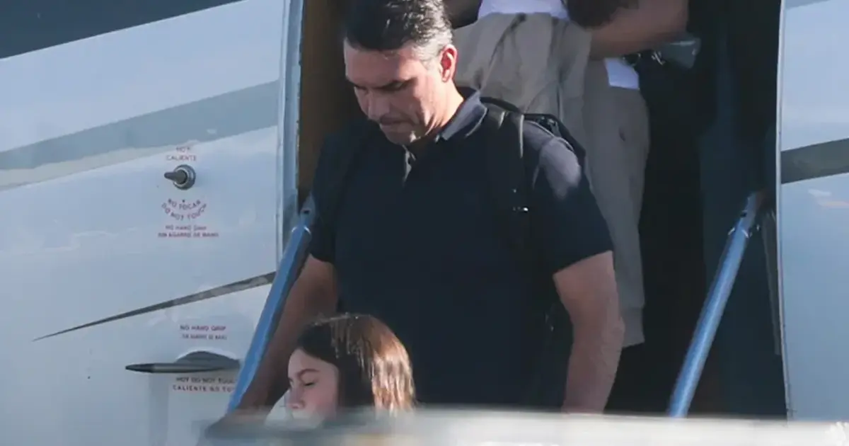 Polícia Federal avalia novas medidas contra Flávio Bolsonaro após saída do Brasil e chegada aos Estados Unidos