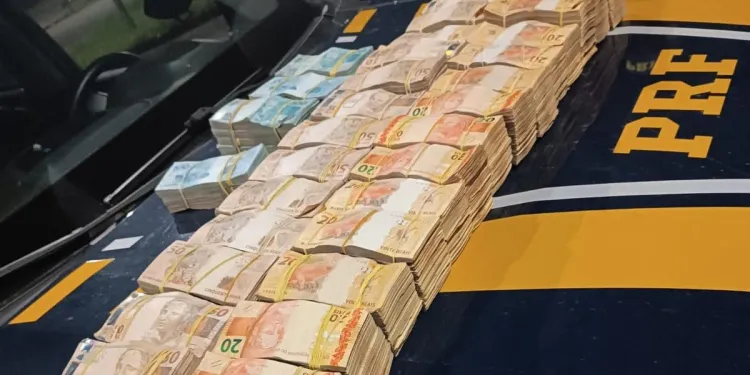 PRF apreende mais de R$ 870 mil em dinheiro vivo durante fiscalização em rodovia de Minas Gerais
