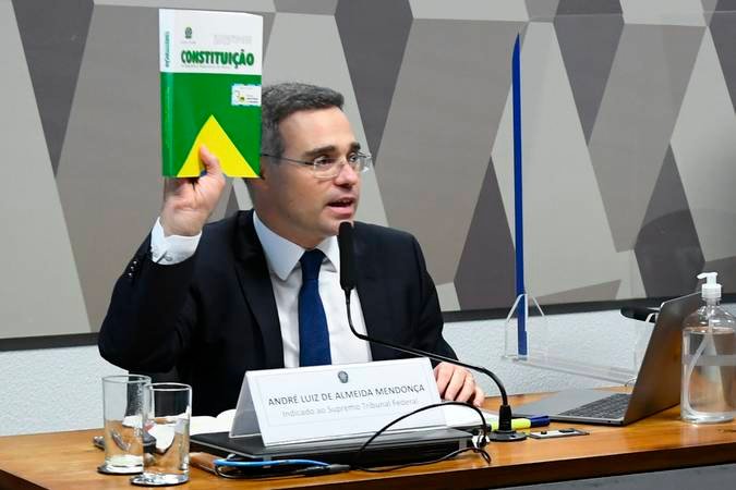 TSE manda Lula retirar propaganda contra Flávio Bolsonaro por divulgar alegações sem comprovação sobre cortes em programas sociais