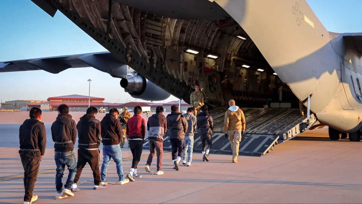 Voo com deportados dos EUA chega ao Brasil nesta sexta