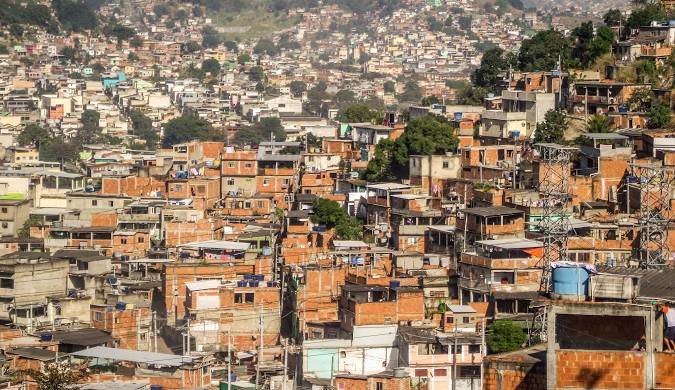Equipes de reportagem da Record, do SBT e da Globo quase foram acertados por tiros em operação da polícia no Complexo do Alemão