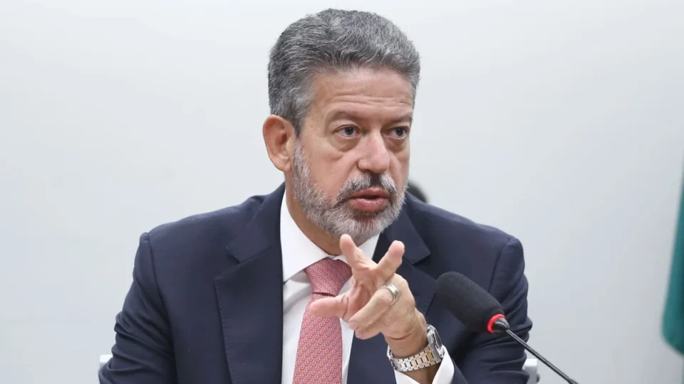 Lira apresenta parecer de proposta para isentar quem ganha até R$ 5 mil do IR