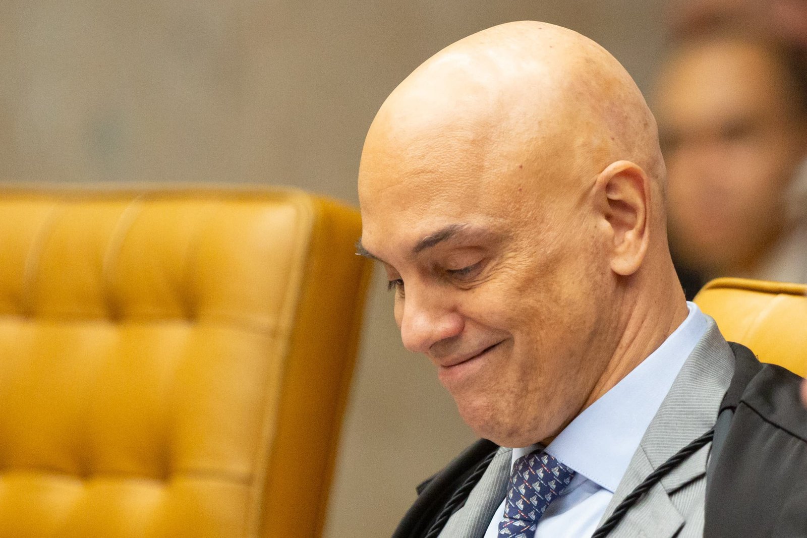 “Poder Sem Limites: Moraes Manda para a Prisão Idosa Adoentada”