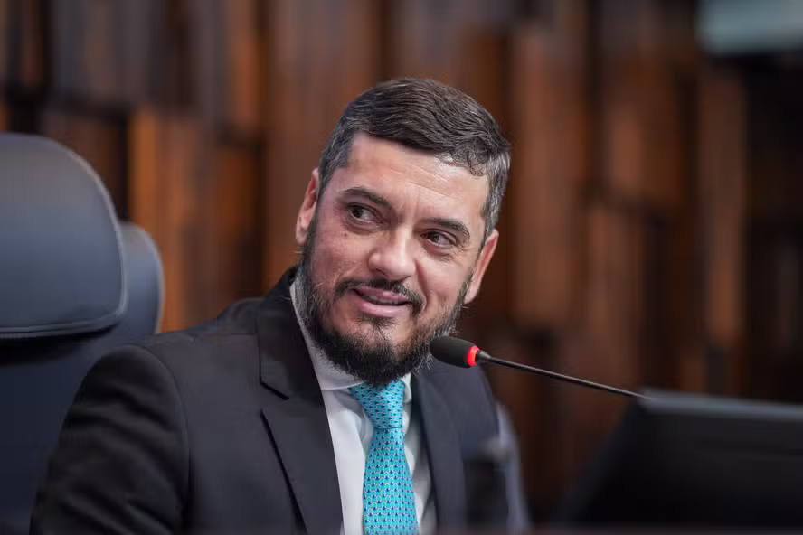 “Rodrigo Bacellar Sai de Cena: Polêmicas Queimaram o Projeto Guanabara”