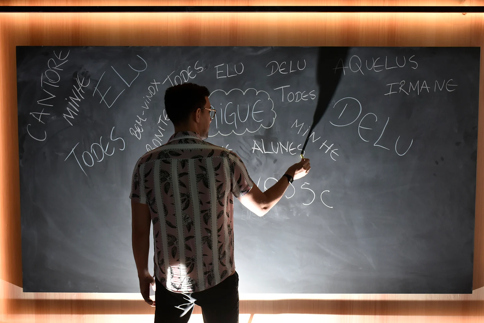 A tolice da linguagem neutra e a doutrinação nas escolas: quando entidades querem forçar a barra