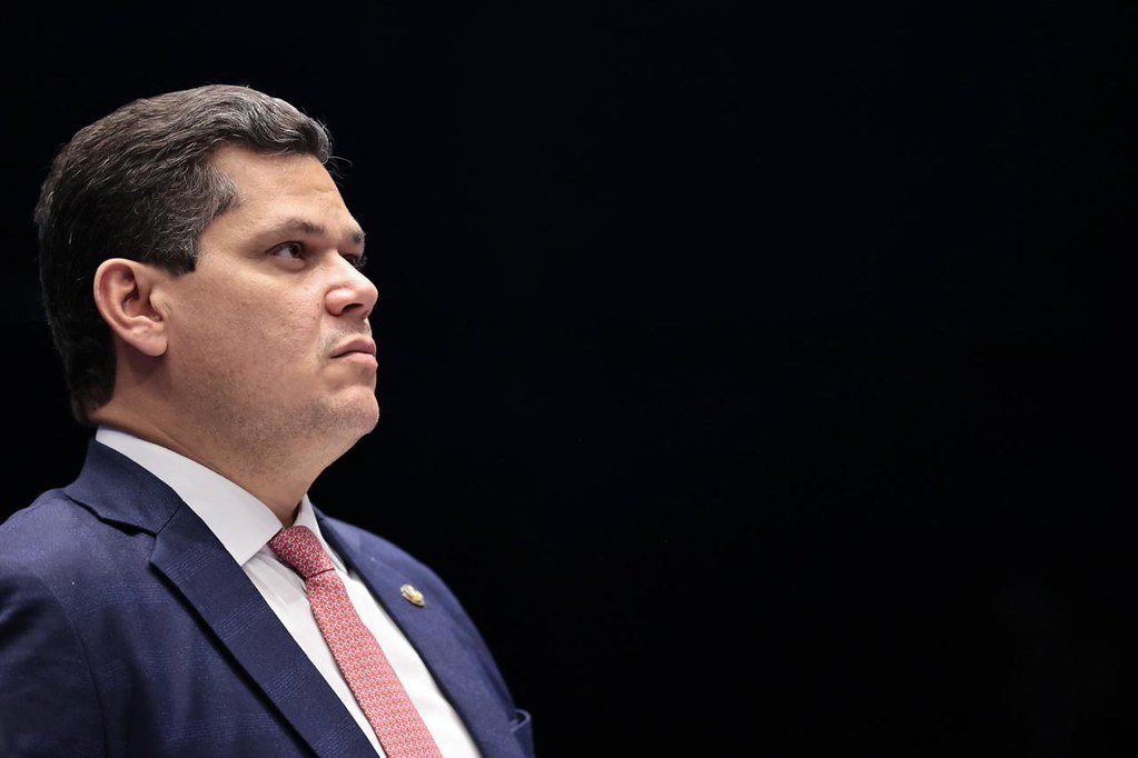 Alcolumbre pode sofrer sanções dos EUA caso impeachment de Moraes continue travado no Senado