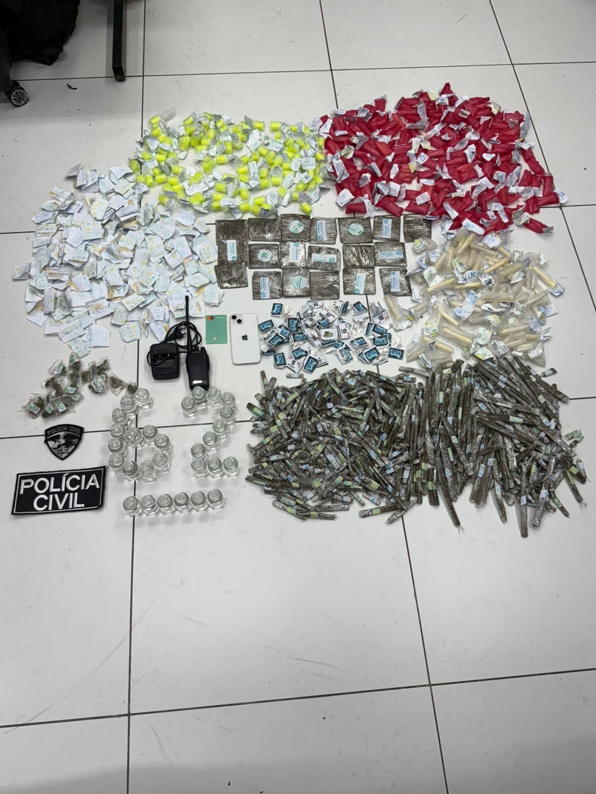 Polícia Civil estoura boca de fumo, apreende vasta quantidade de drogas e prende “olheiro” do tráfico em flagrante