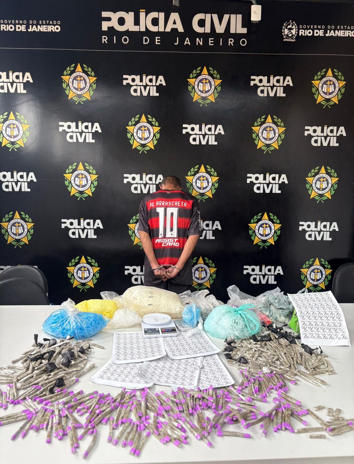 Tonel enterrado com drogas é encontrado no Lagomar; traficante do CV é preso