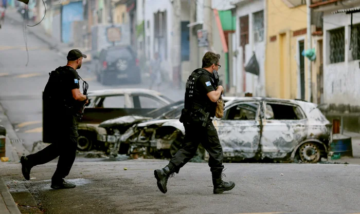 Megaoperação nos complexos da Penha e Alemão tem quatro policiais e 64 suspeitos mortos