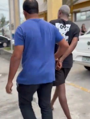 POLÍCIA CIVIL PRENDE TRAFICANTE EM FLAGRANTE NA AVENIDA FÁBIO FRANCO, EM MACAÉ