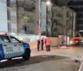HOMEM É MORTO A TIROS PRÓXIMO À PRAIA DO FORTE E CRIME ASSUSTA MORADORES EM CABO FRIO