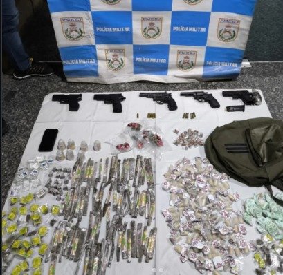 Confronto entre PM e suspeitos termina com dois baleados e apreensão de armas e drogas em Cabo Frio