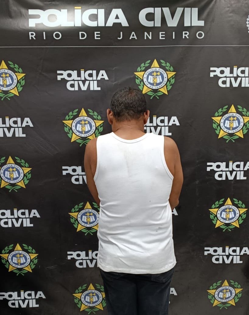 Homem é preso após bater na mulher em frente à delegacia em Macaé (RJ)