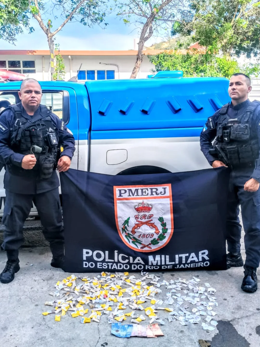 Jovem é preso por tráfico de drogas em Arraial do Cabo; mais de 300 papelotes são apreendidos