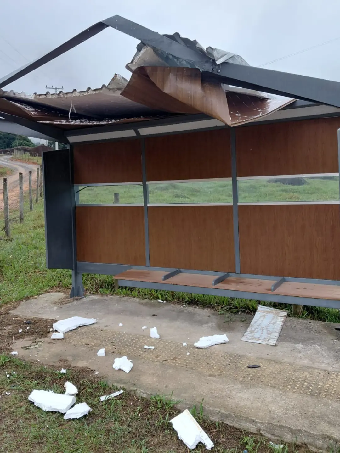 Ponto de ônibus é destruído após colisão com coletivo da SIT em Macaé